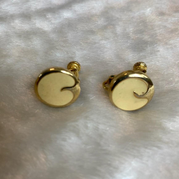 Napier Jewelry - ☘️VTG Napier Elegant Gold Screw Back Clip-On Earrings